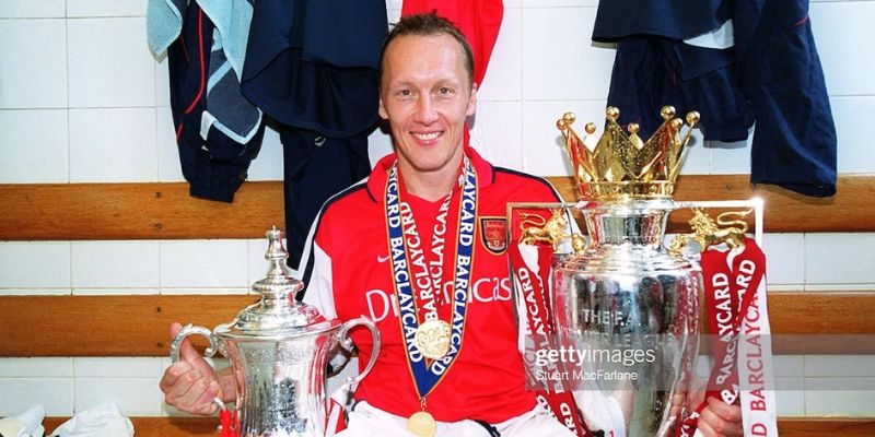 Lee Dixon nổi danh với kỹ thuật phòng ngự siêu cấp